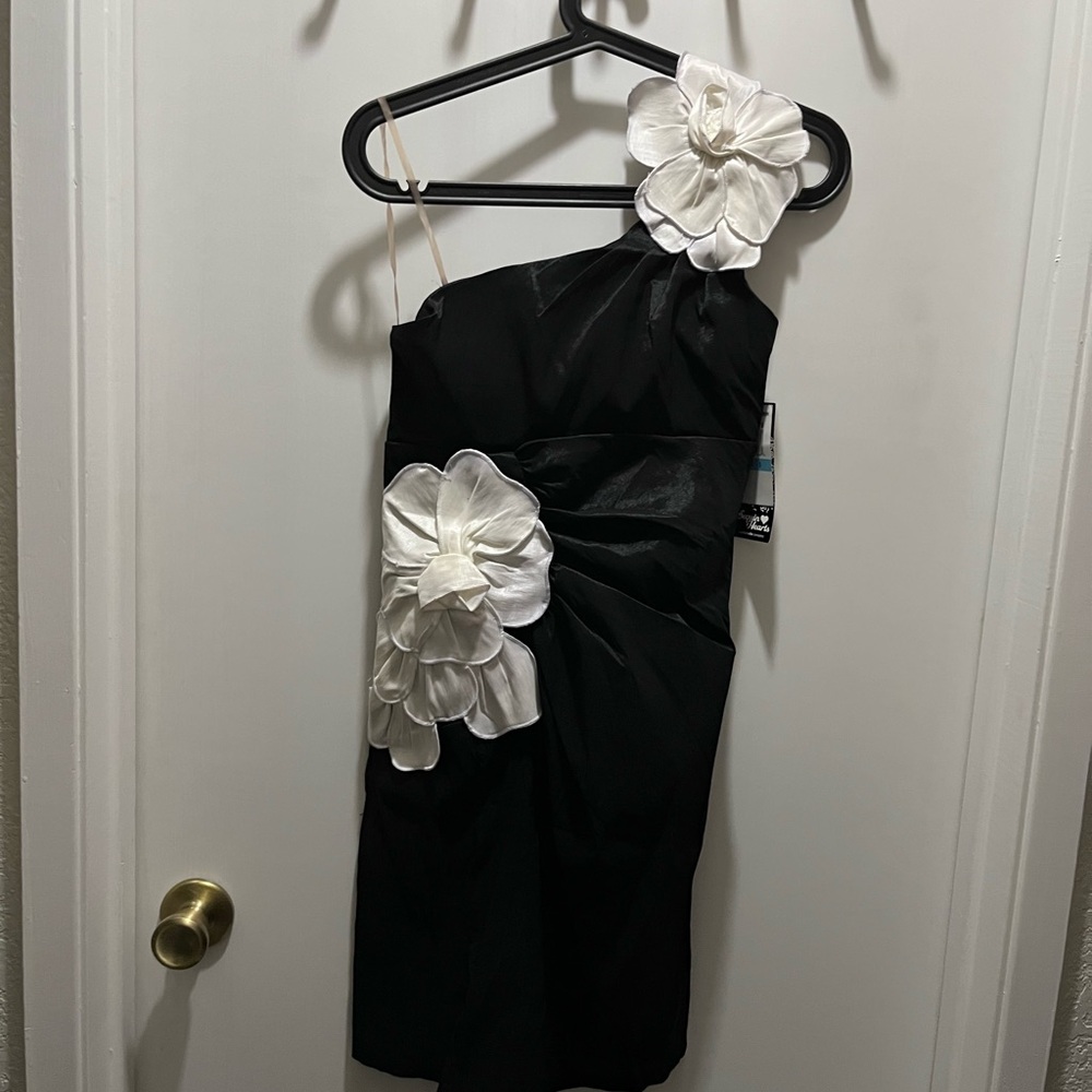 NWT Sequin Hearts Junior Dress One Shoulder Above Knee Length Black &White Size5